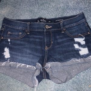 Hollister low rise short short. Size 5 and w27.